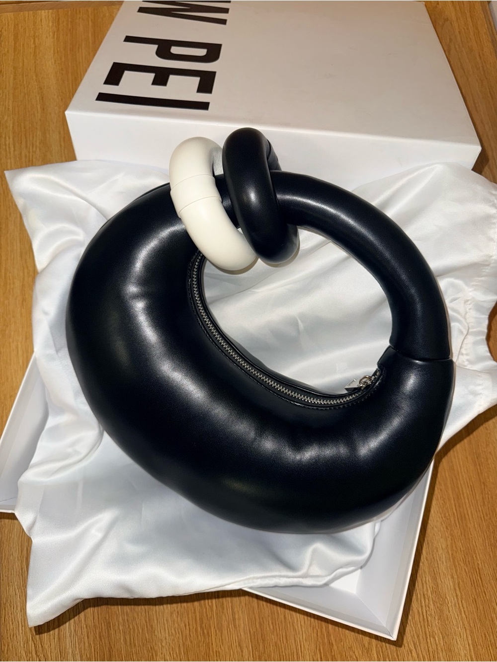 NEW: JW PEI Black and White Disc Handle Bag - Picture 3 of 6